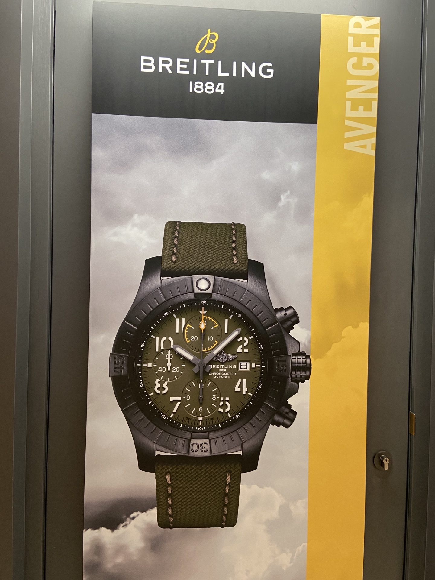 1884年诞生的breitling百年灵的logo本来有一对飞鹰翅膀,不过这经历