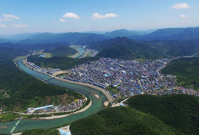 到达石台县城是上午11时多一点,县城很小,四面环山,空气清新.