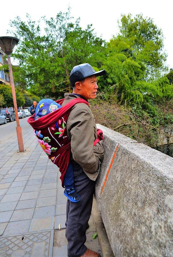 贵州兴义老城区,湾塘河边的慢生活