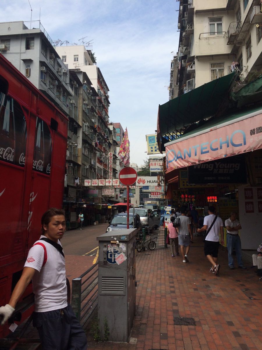 这里原本是香港的旧工厦集中的地区,靠近旺角,最出名的是鸭寮街的旧