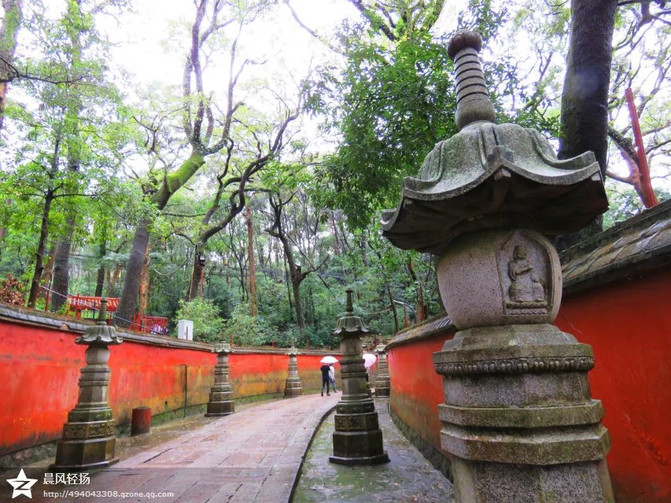 涌泉寺有大量的书法对联令人把玩,并玩味无穷.