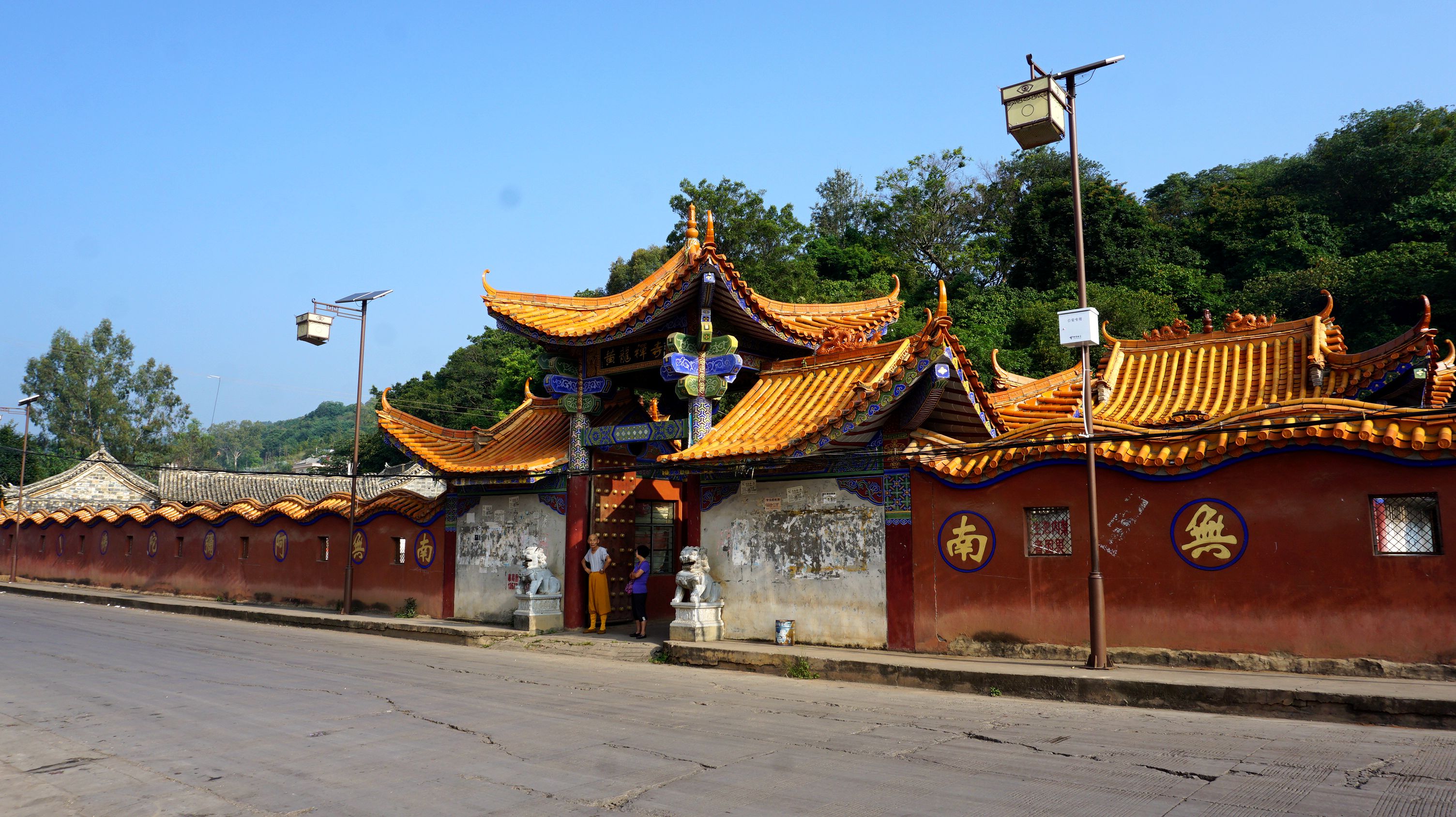 黄龙寺位于建水县西庄镇马厂村西的绍和山麓.