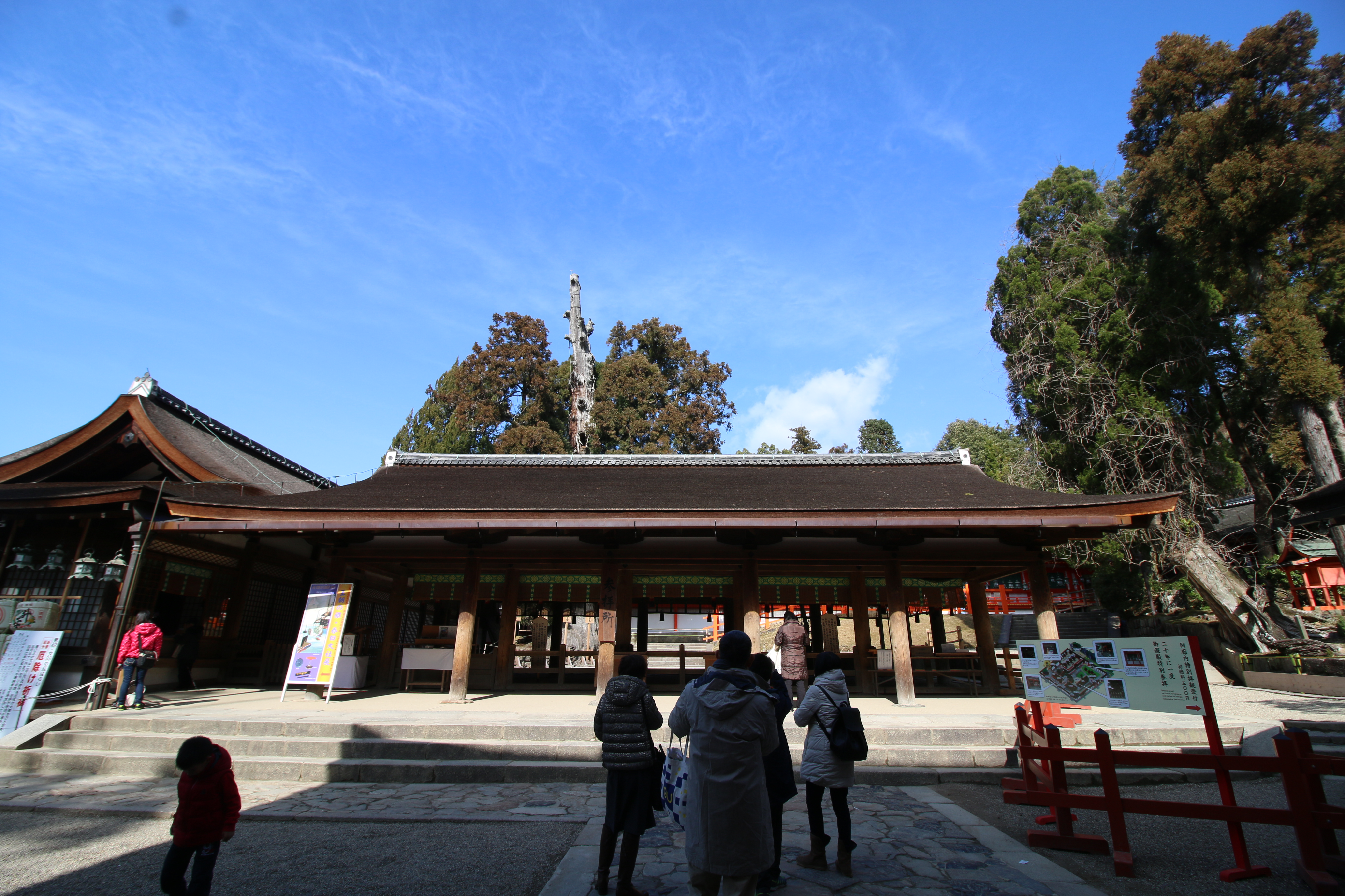 春日山的春日大社是日本全国各处的春日大社的总部, 与伊势神宫