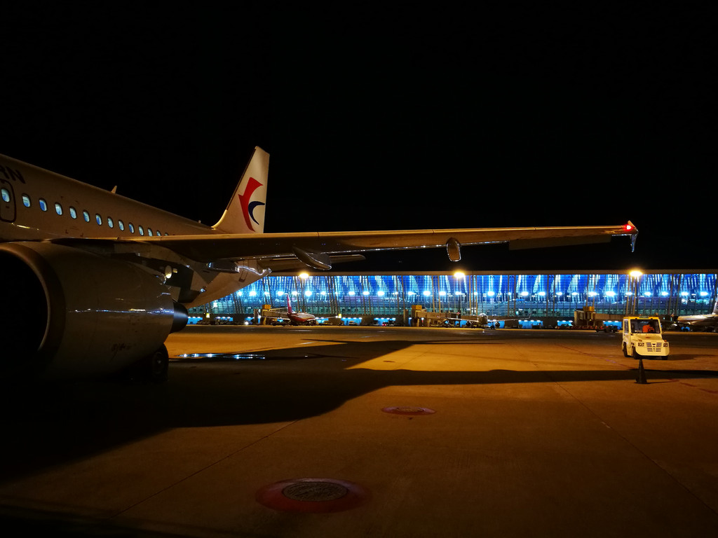 东航mu281航班计划22:00从浦东机场(pvg)起飞,由于航路管制延误,实际