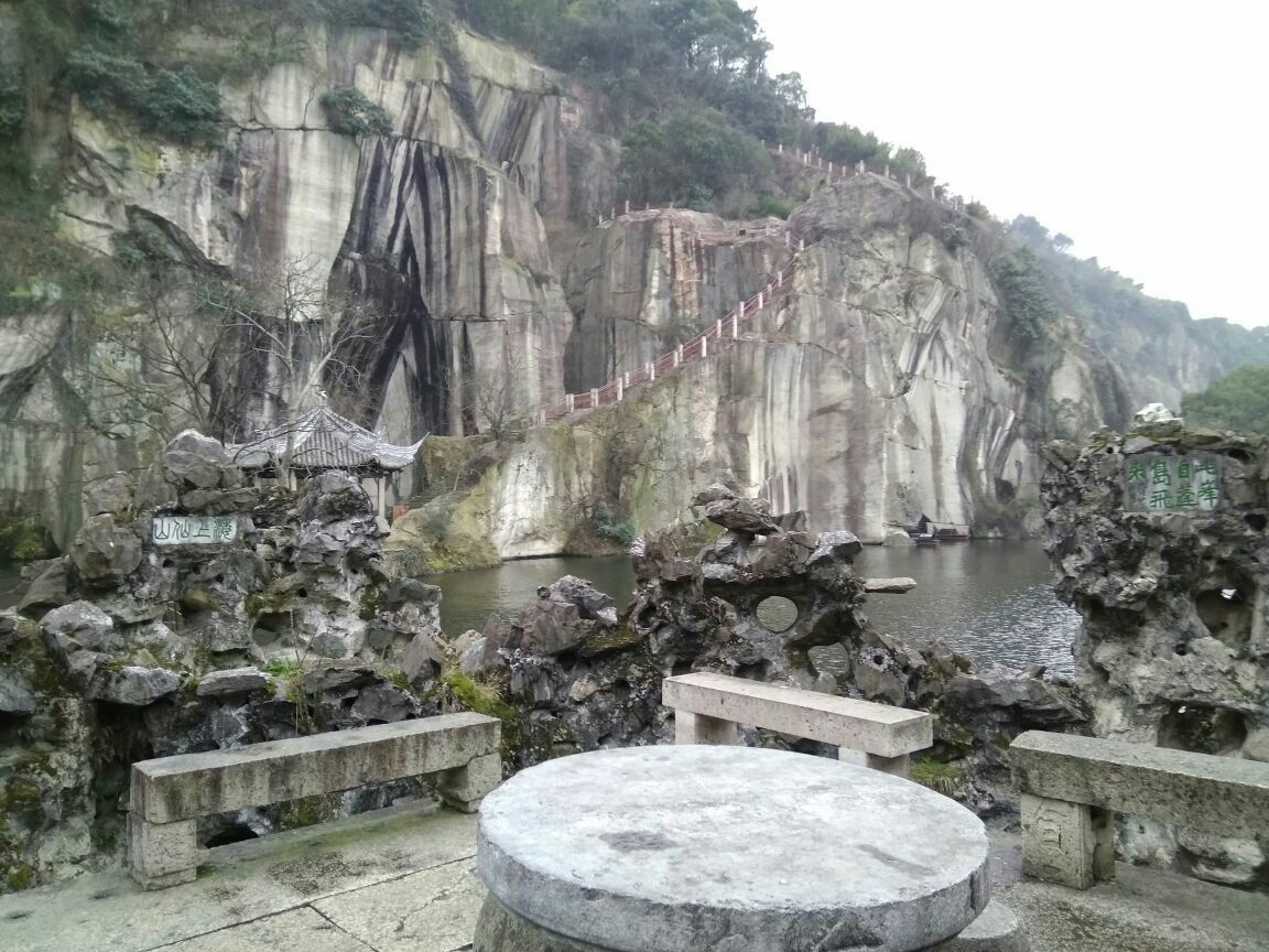 张公洞风景区玻璃栈道