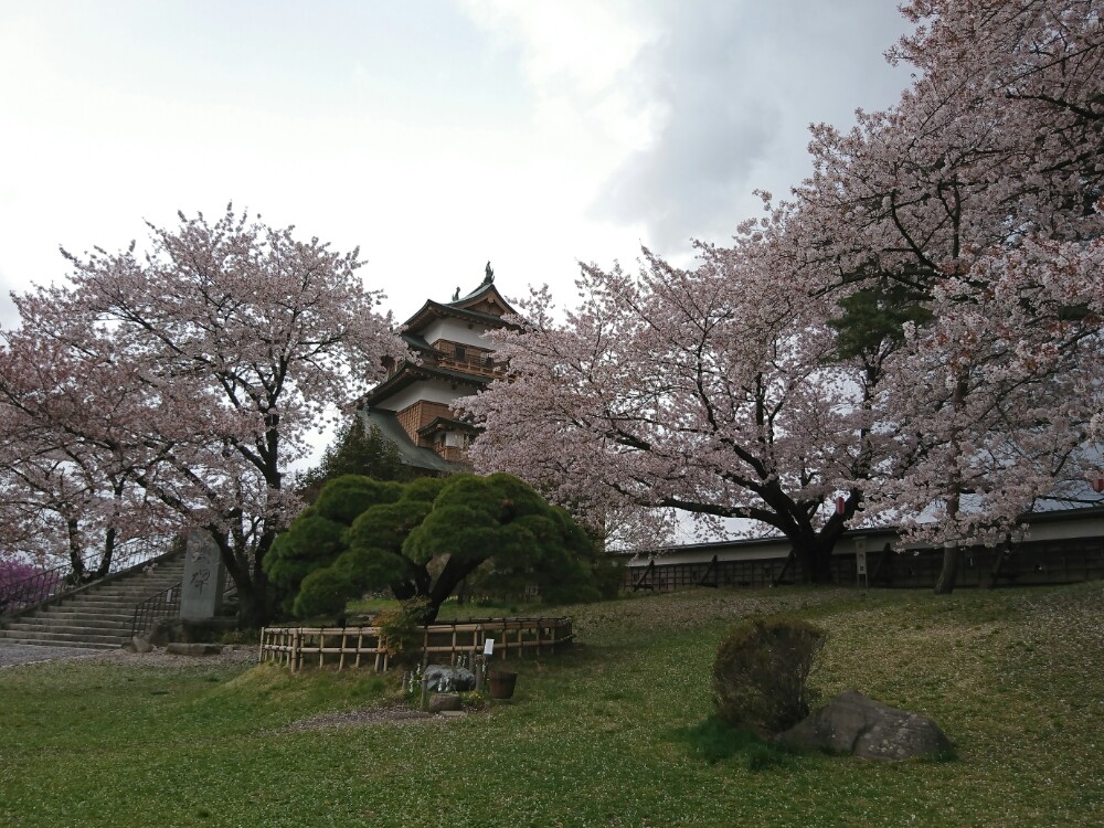 高岛城及高岛城公园位于长野县诹访市,距离jr上诹访车站步行约10分钟