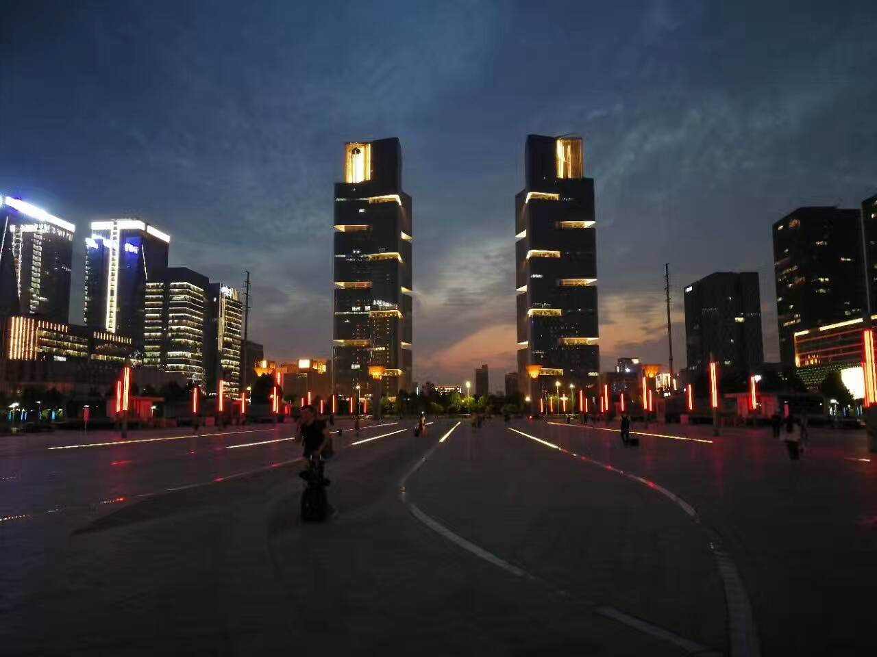 【携程攻略】郑州火车东站西广场购物,郑州东站,是新