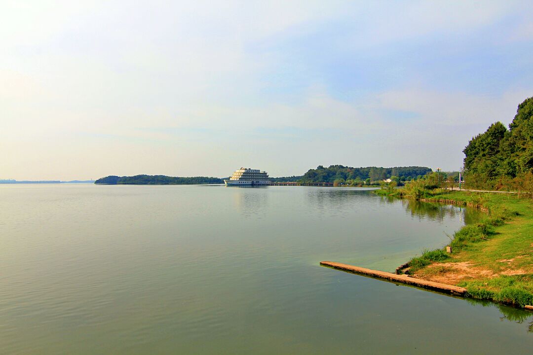 平天湖是池州市边上的一个湖,离池州市区很近.