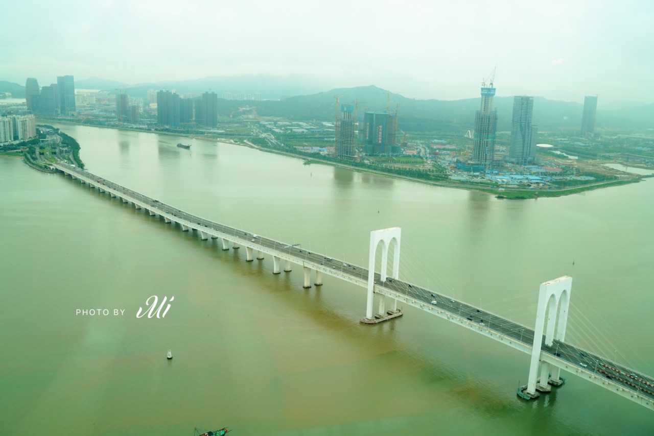 澳氹大桥是交通要道,连接澳门半岛和氹仔岛,在澳门游玩时要经过很多次