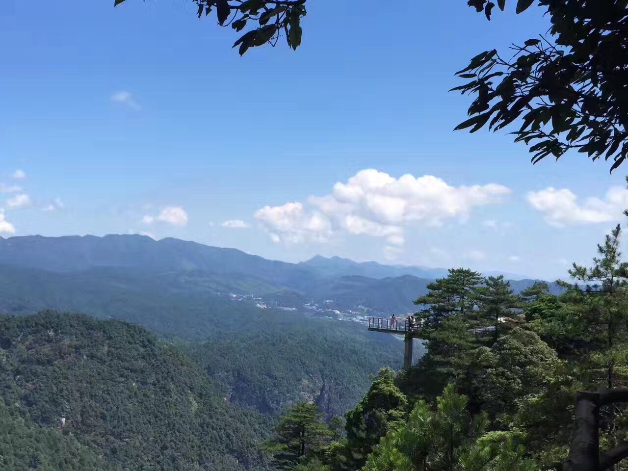 其中部为崇山峻岭,两侧为低山丘陵,从山下往上望,巍巍井冈就如一座