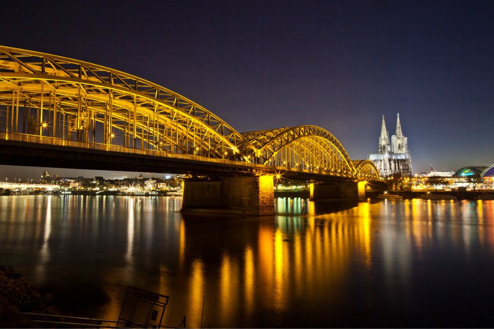 霍亨索伦桥,基本上去过科隆大教堂后可以步行到这里,横跨莱茵河,大