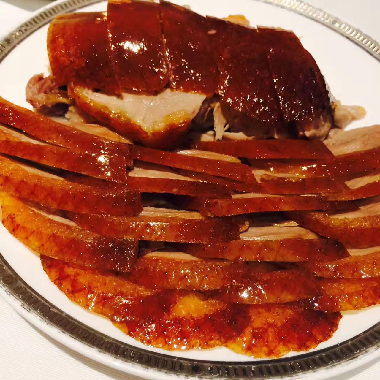 片皮鸭是特色,一只鸭片得有两碟,椒盐鸭架很好味!