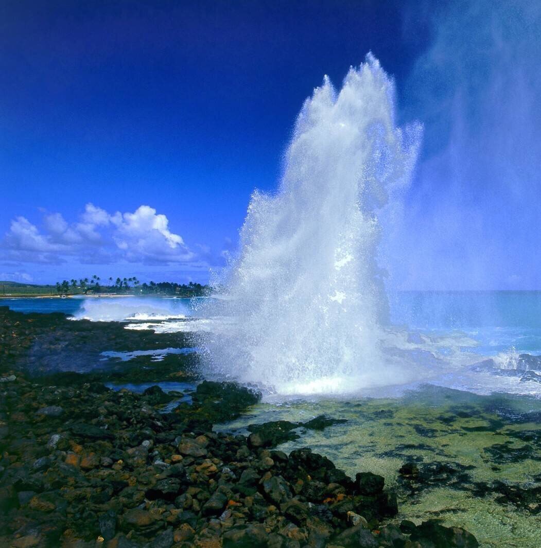 是由波普(poipu)海浪流入天然熔岩通道,在高潮期喷出的巨大天然喷泉