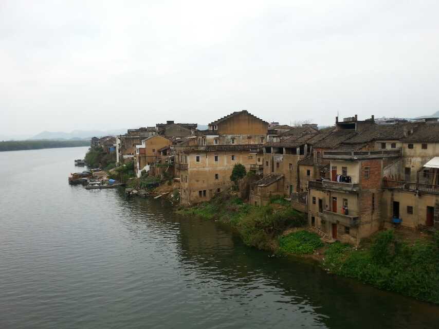 松口古镇地处梅县区东北部,个依山傍水的小盆地,周围环境相当不错