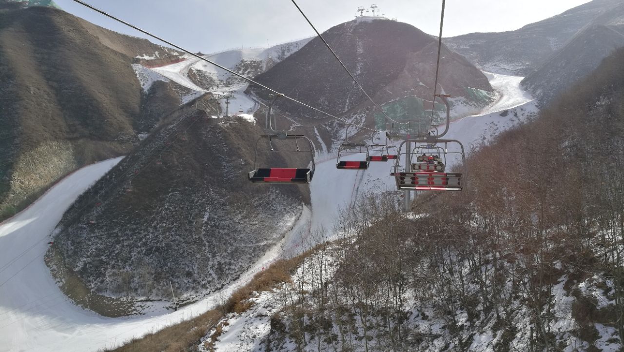 抱龙山凤凰岭滑雪场