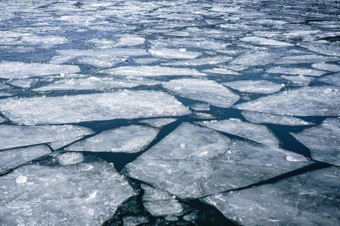 虽然说湖面结冰,就没法拍出很漂亮的山体倒影,不过这些裂开的冰面还是
