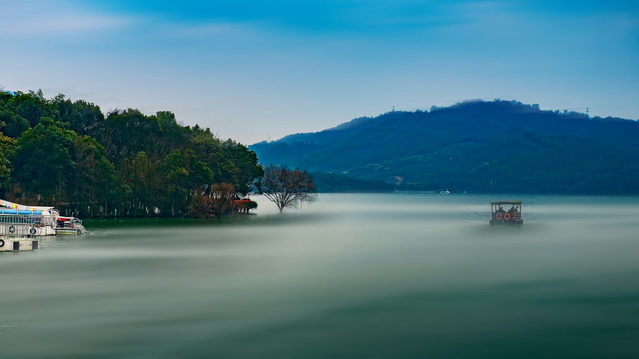 天目湖,位于江苏常州溧阳市南八公里处,是一个东西窄,南北长的深水湖