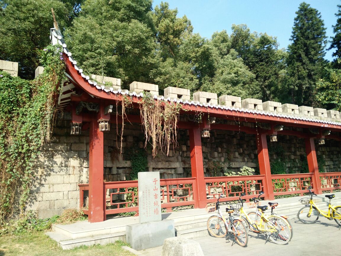 于山位于福州市中心五一广场的对面,是福州的地标三山二塔之一,三山
