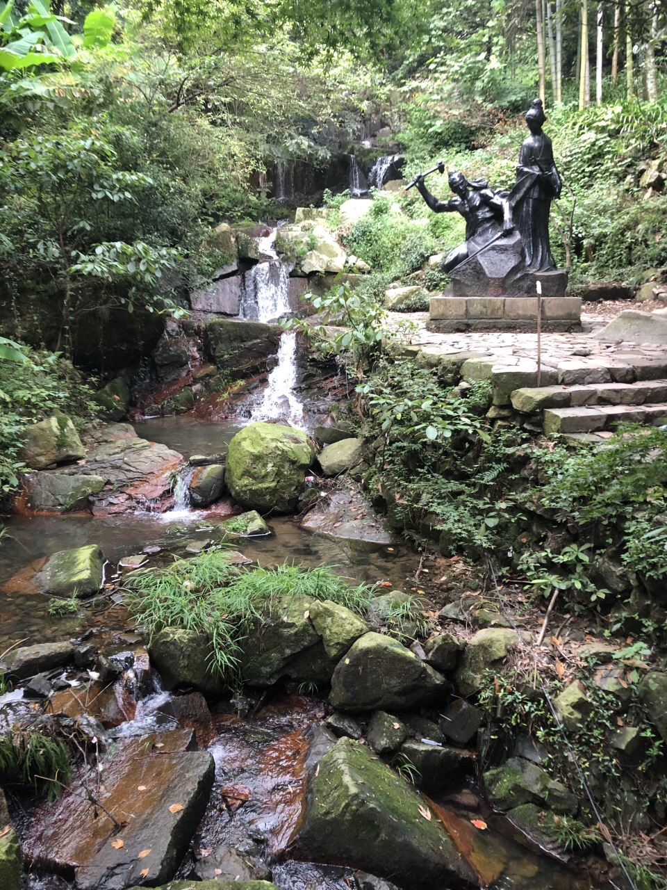 用餐消费还行,人均90左右,但莫干山酒店费用太高,景色与其他山景比也