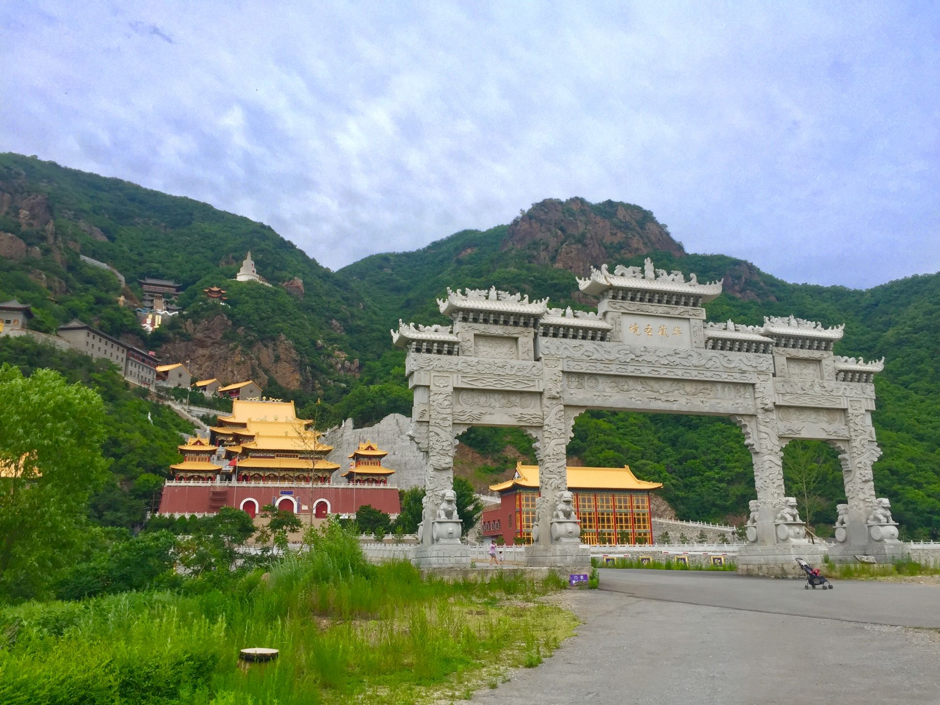 龙峰山位于辽阳县下达河乡境内,距辽阳市区约35公里,在千山自然风景区