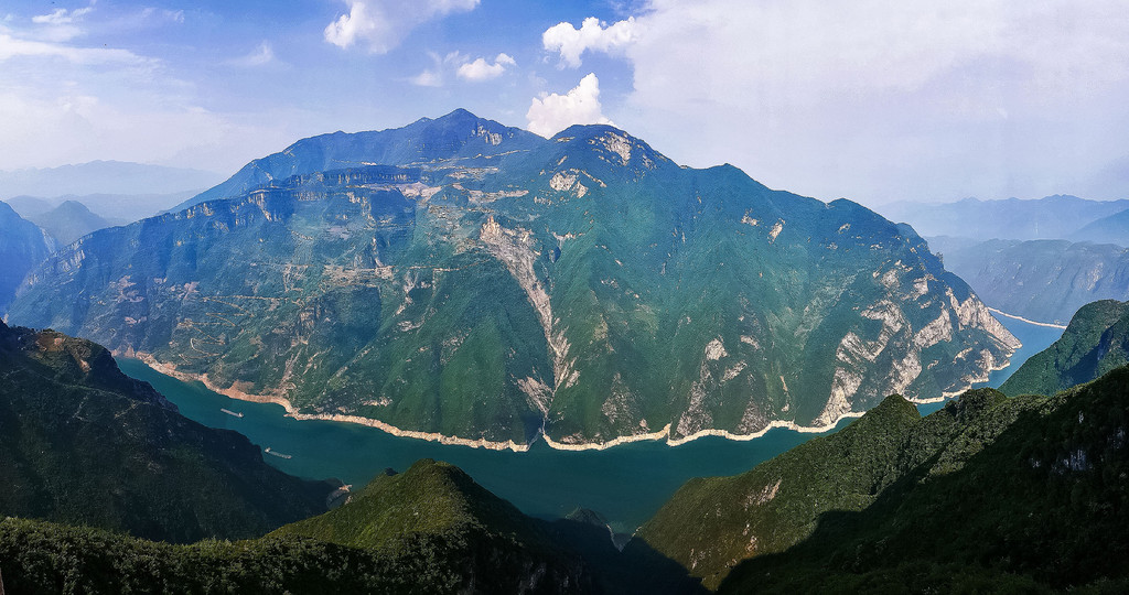 从奉节"三峡之巅"景区开始,一直到巫山小小三峡,沿途都是世界级峡谷