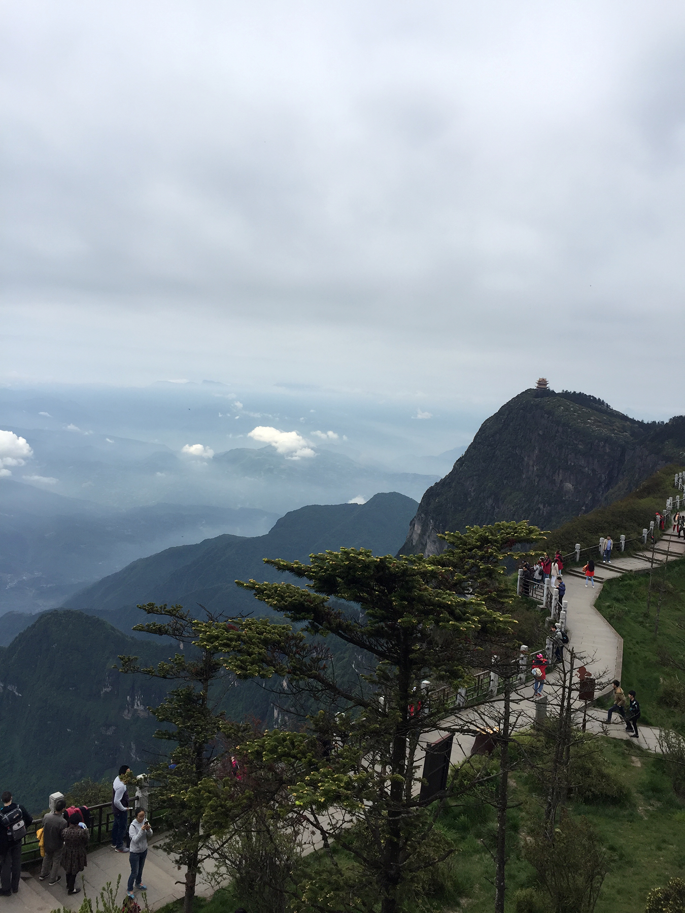 住峨眉山脚下旅馆 求二日游线路