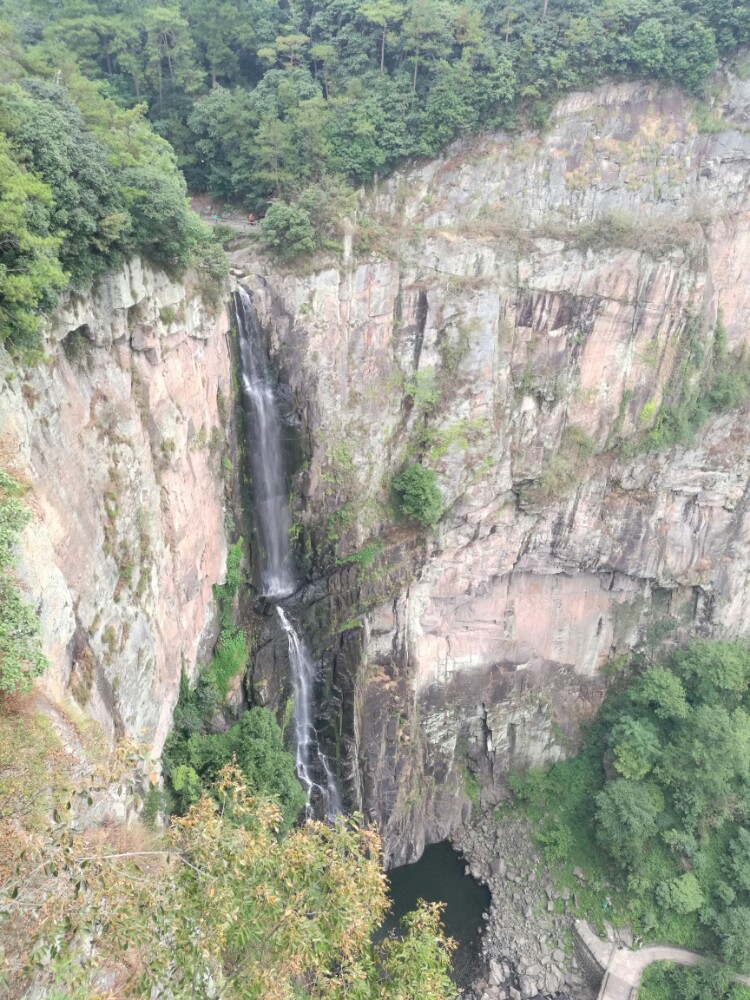 蒋介石故居景色优美,城楼古街,千丈岩瀑布