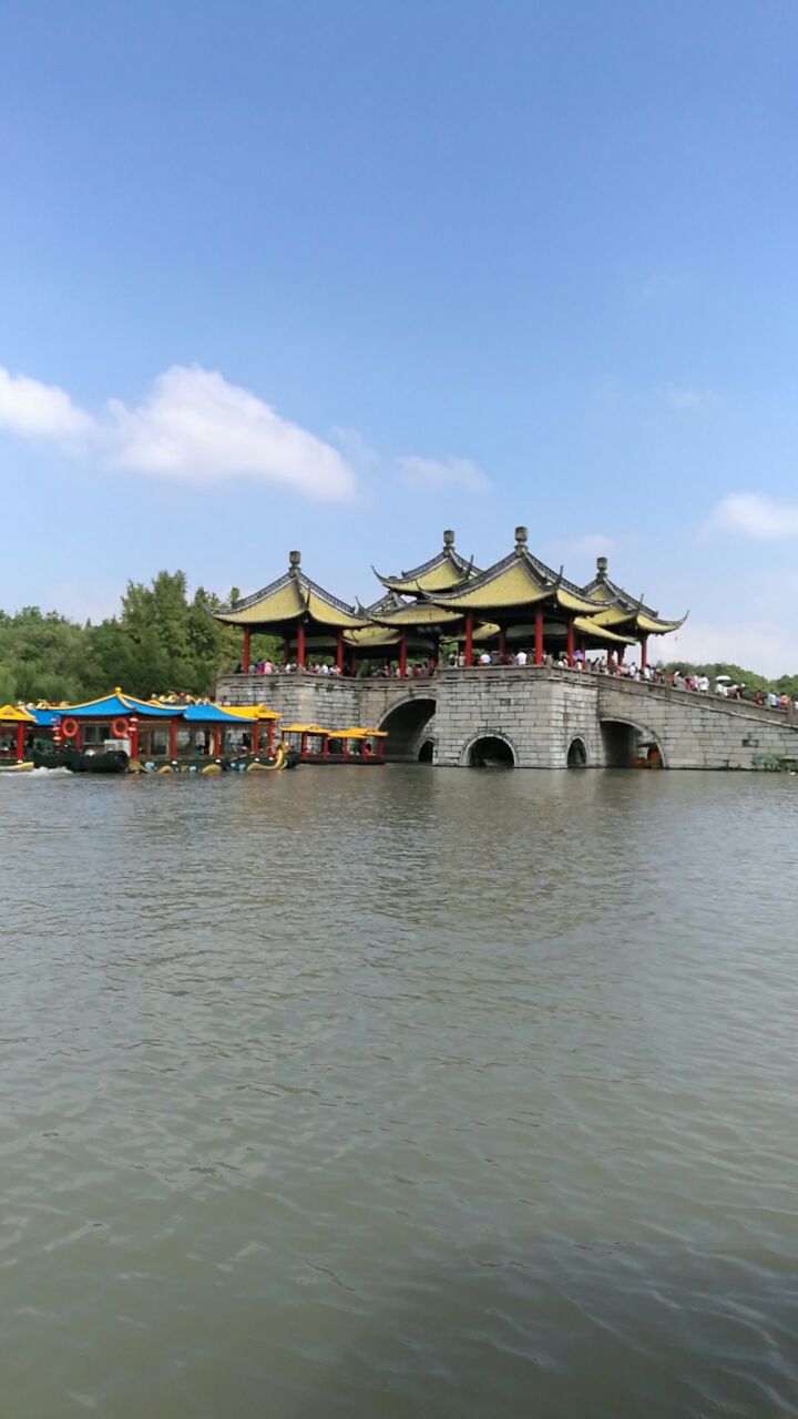 扬州市内可乘坐旅游专线/旅游观光巴士/6/17/29/37/62/99/103路至瘦西湖(虹桥坊)站步行至瘦西湖南门,乘坐旅游专线/旅游观光巴士至五亭桥站或瘦西湖东门(宋夹城体育休闲公园西门)站步行至瘦西湖东门,旅游专线/旅游观光巴士/25路至观音山(瘦西湖北门)站步行至瘦西湖北门,旅游专线/5/11/39/50/81/10