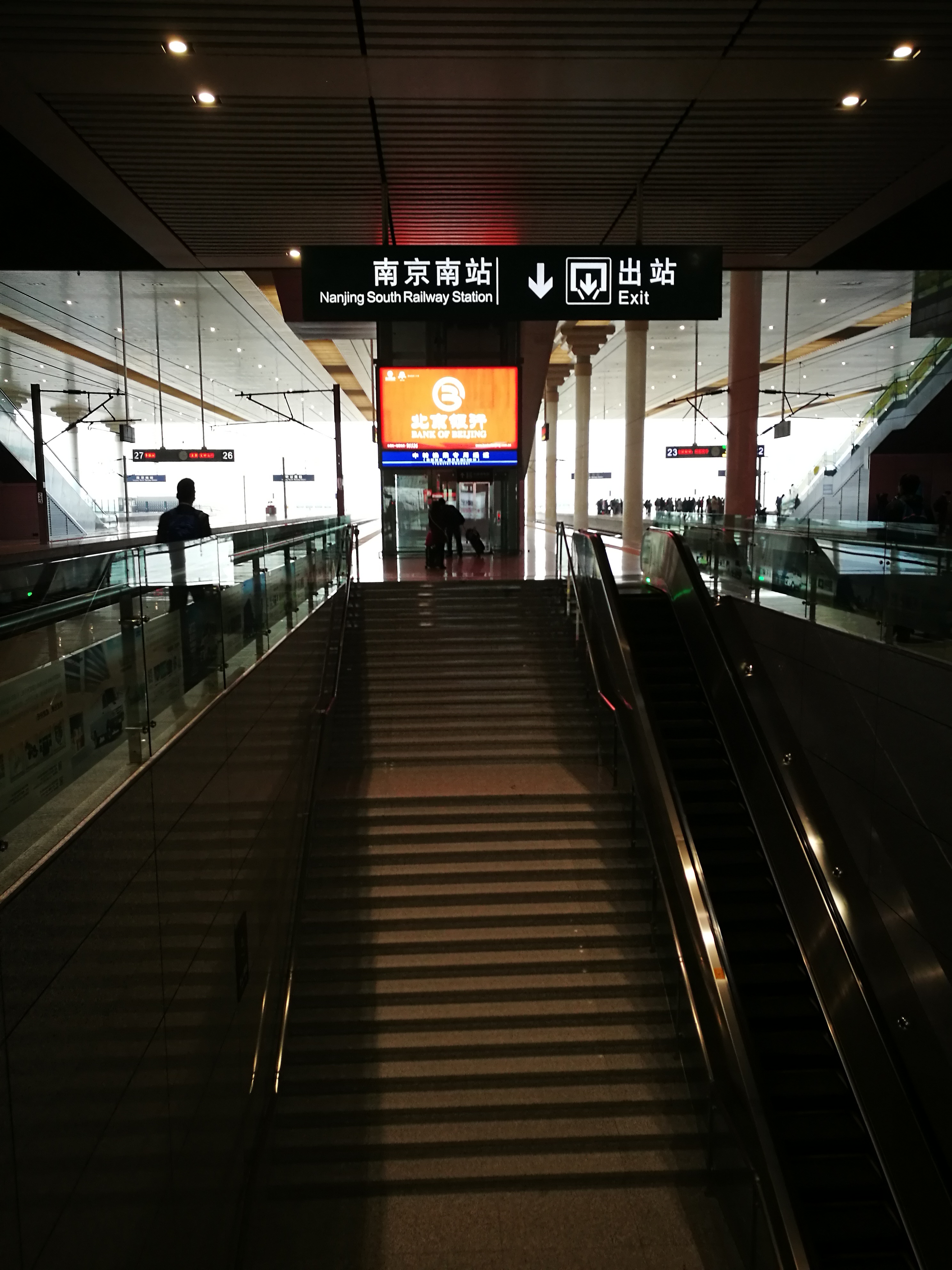 天津站有轻轨吗？出站怎么走？
