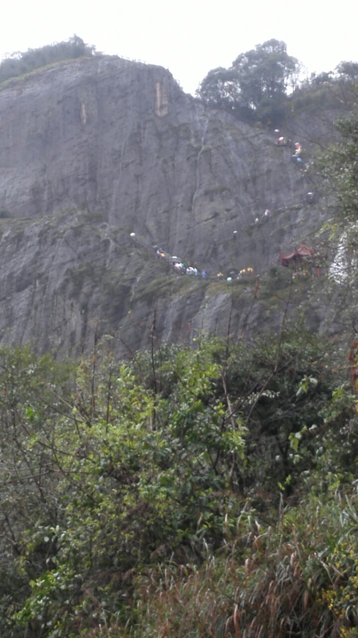 天游峰快走到时,已看到其险,游人爬在山梯在慢慢的移动,要想爬上山顶