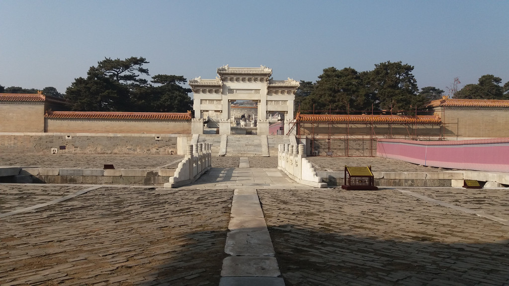 慕陵以精致小巧的建筑模式,清丽淡雅的建筑风格,工艺卓绝的楠木雕龙