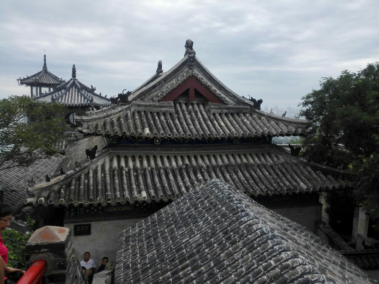 亭台楼阁,感受古建筑文化还可以.景色没什么特别的