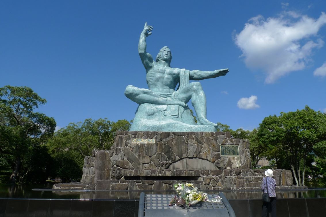 长崎和平公园又称平和公园.1945年8月9日,长崎遭到美军原子弹的轰炸.
