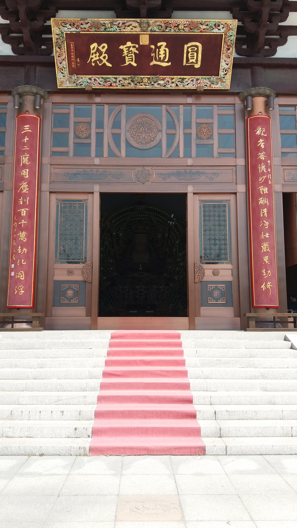 在佛教寺院中,大雄宝殿就是正殿,也有称为大殿的.