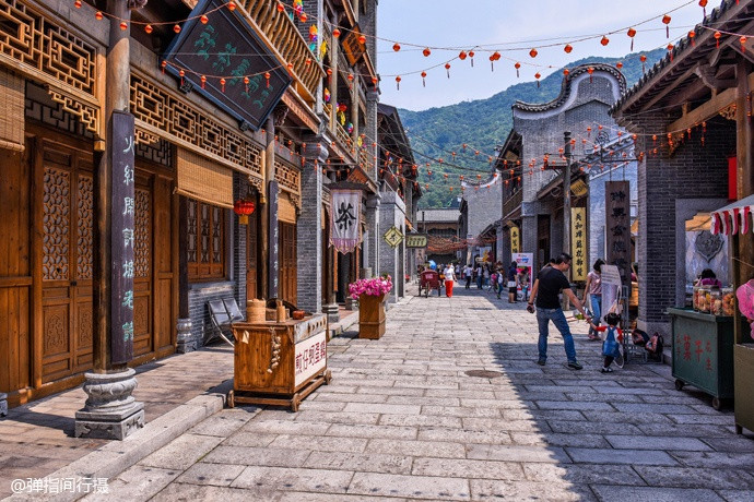 惟妙惟肖的仿古街区,让人有穿越之感.