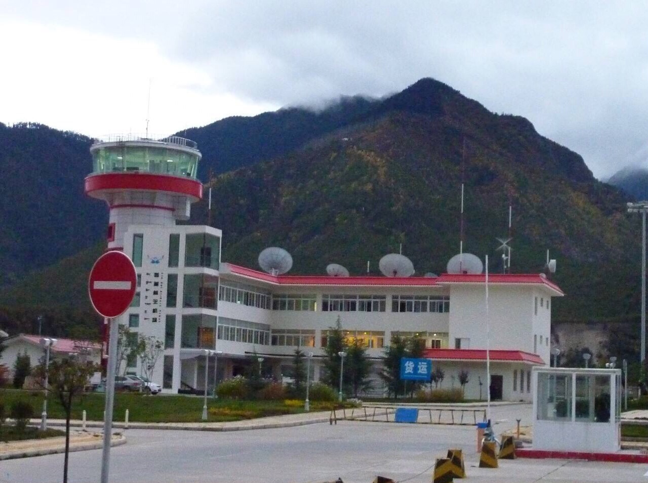 林芝米林机场(即林芝机场),位于林芝市米林县境内的雅鲁藏布江河谷