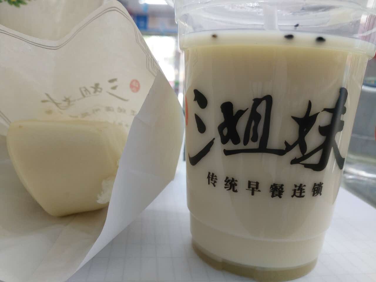 5元简易早餐,豆浆好大一杯哦,还有黑芝麻,好养眼