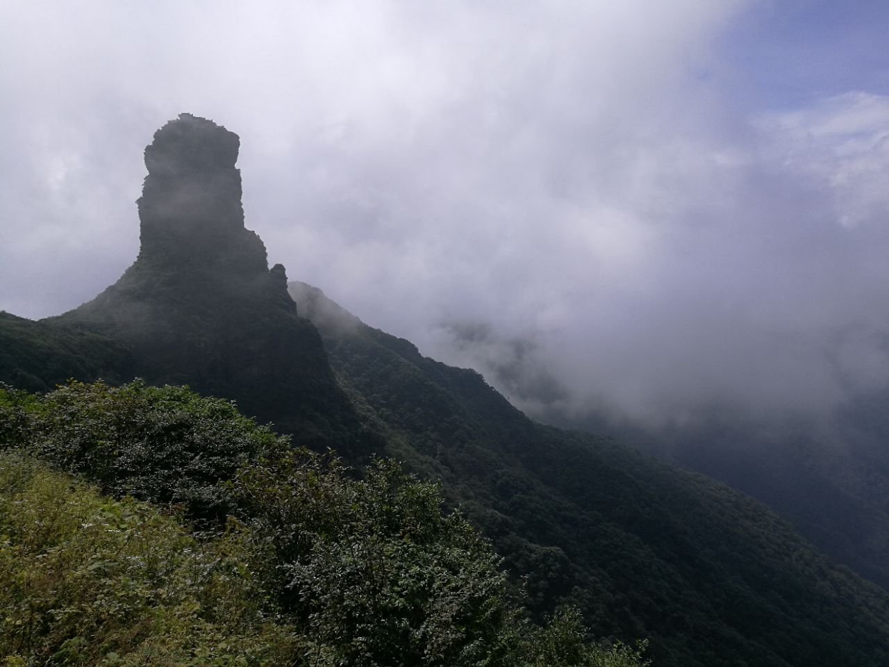 梵净山"梵天净土"的意思,位于贵州省铜仁市,海拔2493米,是中国少有的