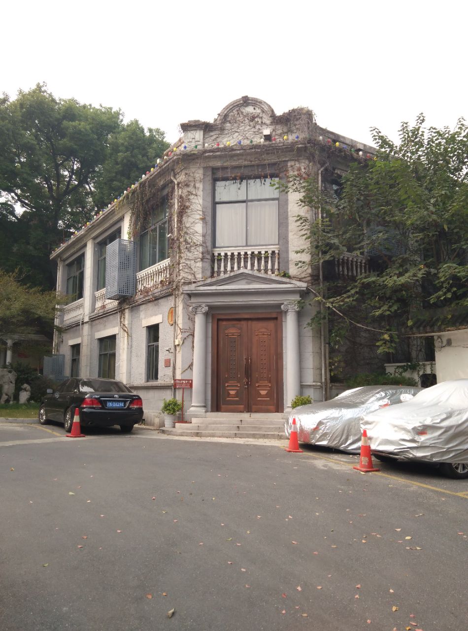 日本驻杭领事馆旧址位于石函路1号就在宝石山东南脚山脚边上临近宝俶