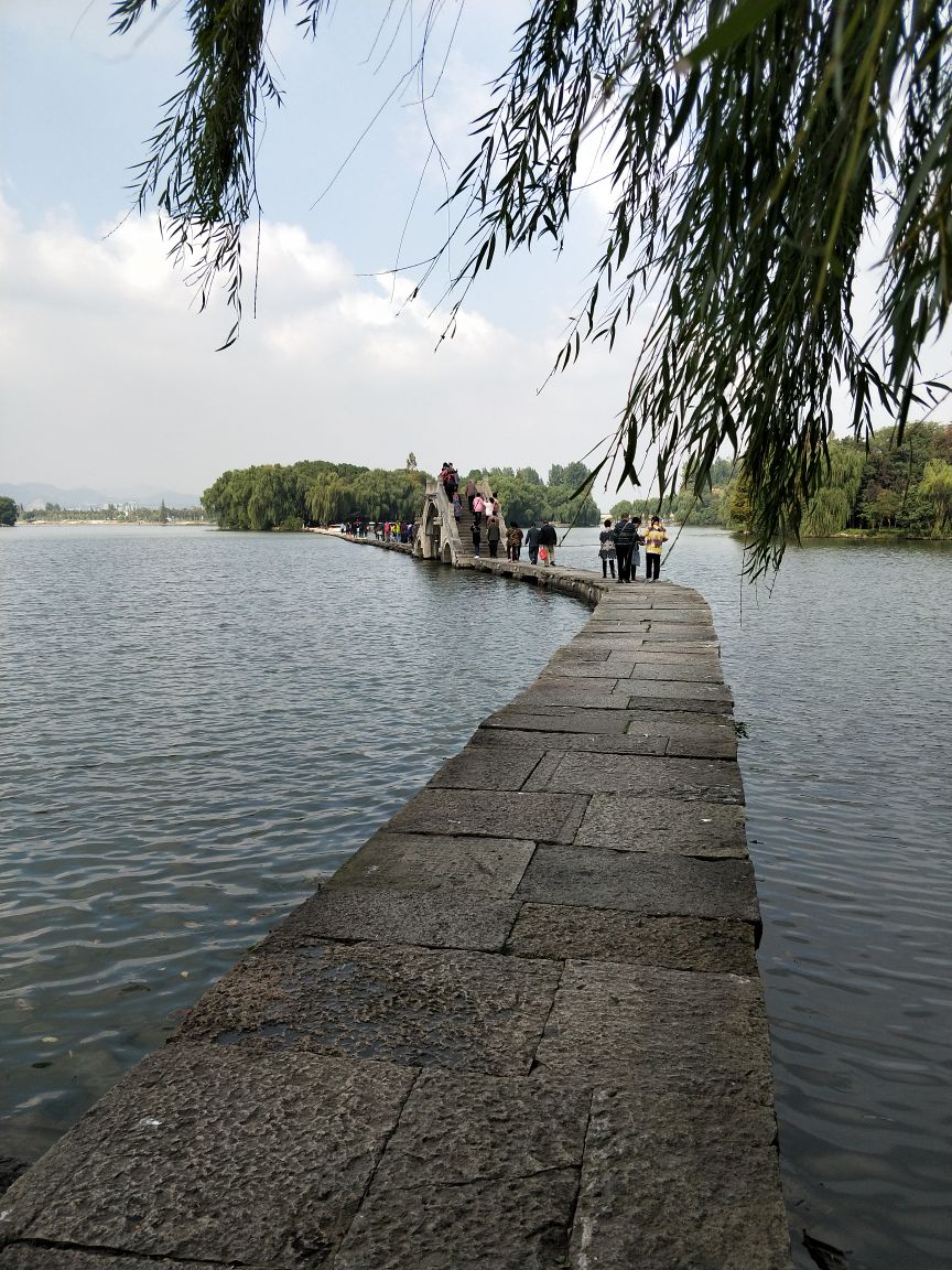 鉴湖是一处适合观光游览,休闲度假的江南水乡型风景名胜区,由东跨湖桥