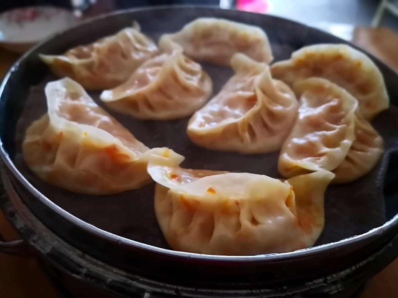 店面很小环境看起来也比较脏不过包子挺好吃的而且价格真心便宜