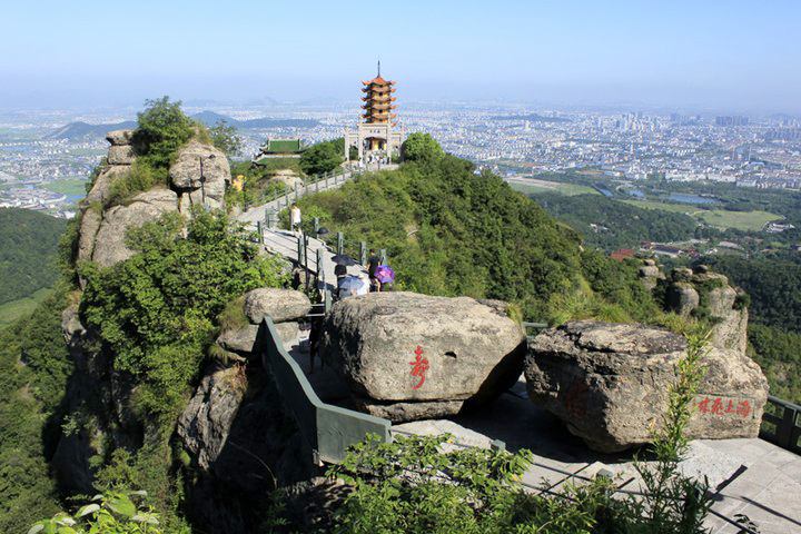 绍兴城东南的会稽山,因大禹治水在此会诸侯,计功行赏而得名.