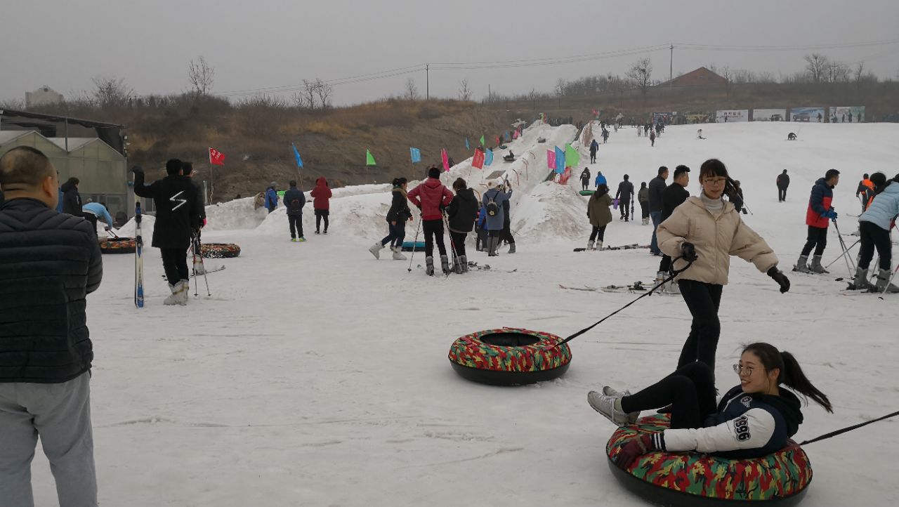 齐乐梦华嬉雪乐园(原梓橦山滑雪场)