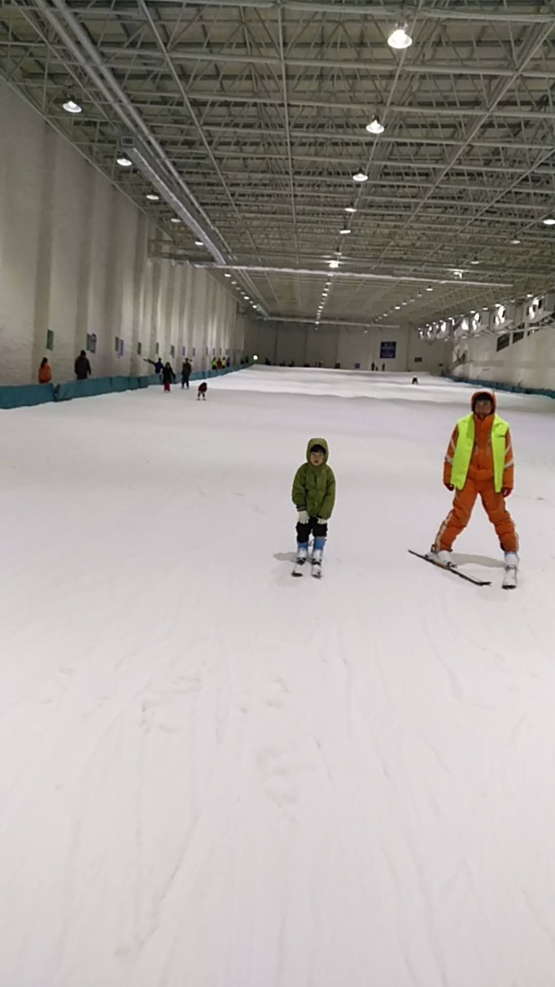 【携程攻略】文成天鹅堡室内滑雪场景点,很好玩,小孩