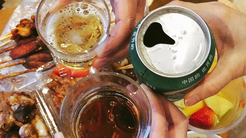 我们仨买了一堆小吃回酒店,配上啤酒和春晚,一桌别样的年夜饭哈哈.