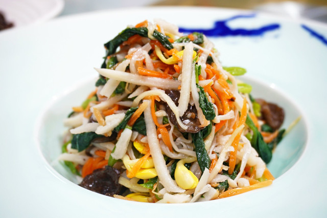 什锦菜,八种蔬菜所制作的一道凉拌前菜.
