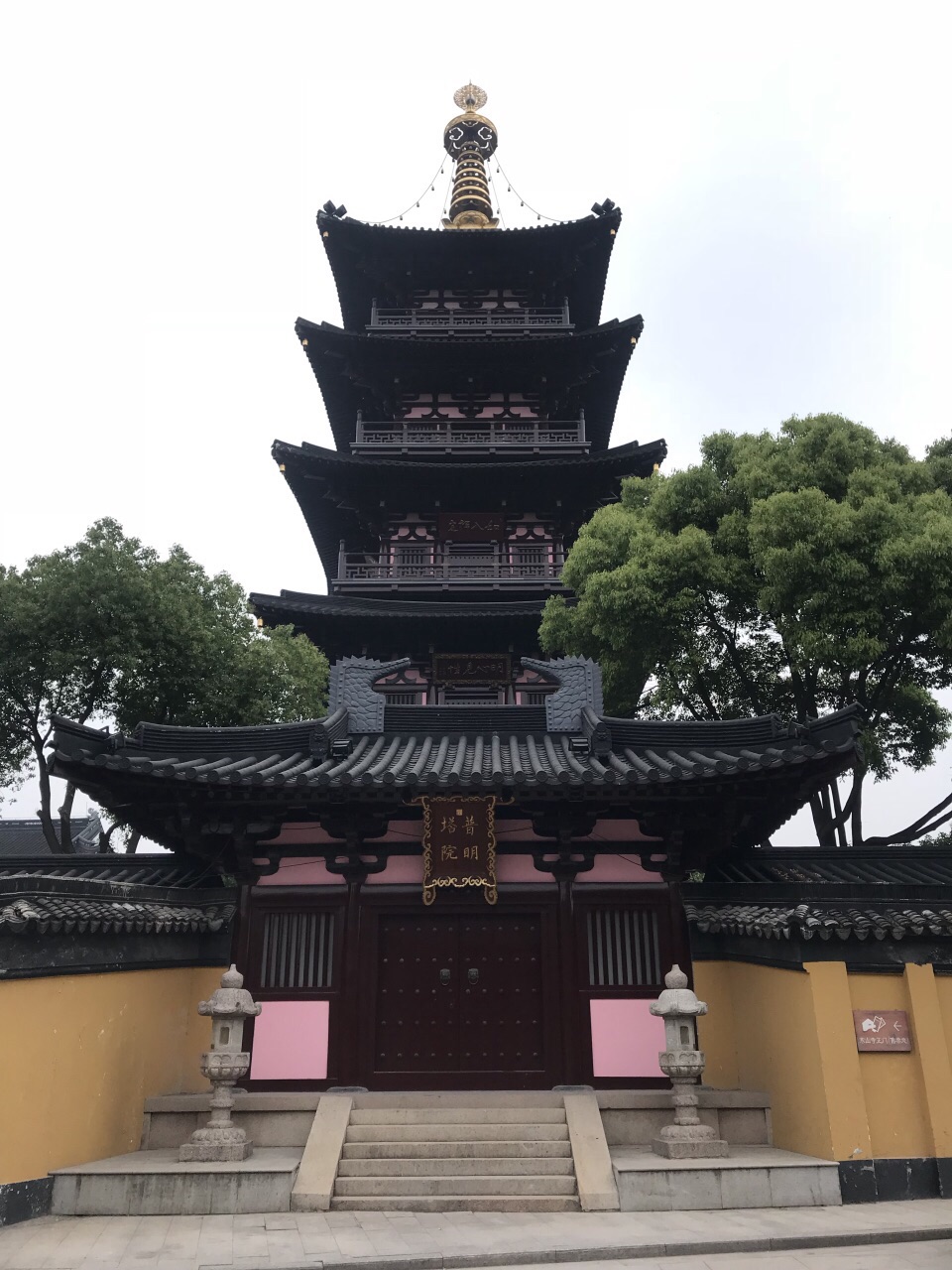 穿过枫桥景区,走过江村桥,就到了寒山寺大门.