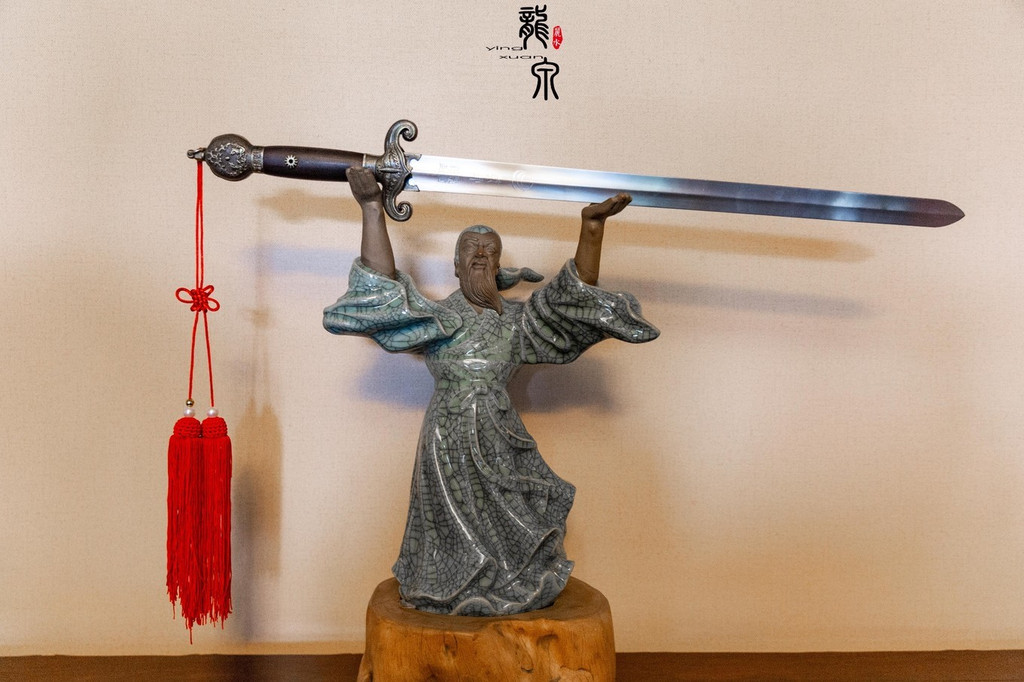 越国铸剑师欧冶子在龙泉秦溪山铸成龙渊,泰阿,工布三把名剑,并以龙渊
