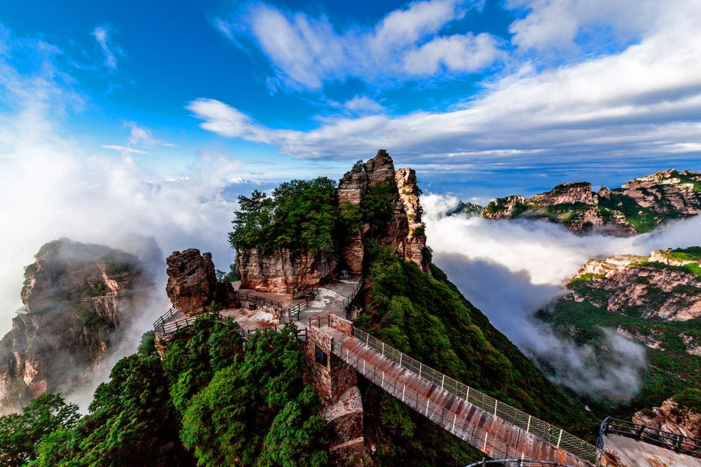 此时白石山你还等什么,白石山景区分东,西门上山,现在有好多活动