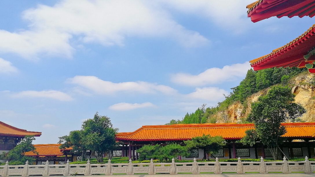 徐州蟠桃佛教文化景区于徐州经济技术开发区蟠桃山麓.